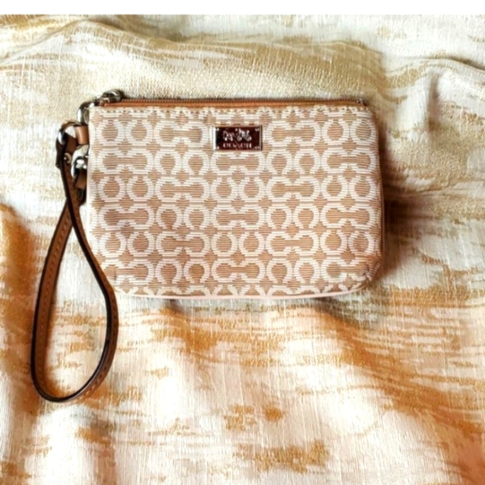 Coach Madison Op Art Signature Jacquard Grey Corner Zip Wristlet with Hangtag